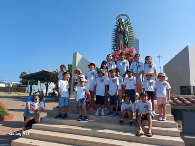 Los 20 niños y sus familiares, disfrutan de las playas de Mazatlán gracias a Cadena de Amigos y a quienes se sumaron al llamado de ayuda. (CORTESÍA)