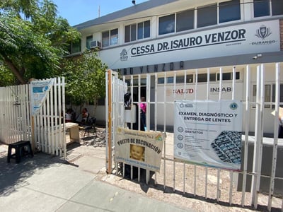 En el Centro de Salud 'Dr. Isauro Venzor' de Gómez Palacio, se están pidiendo los datos de los menores para llevar un registro.
