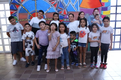 Marilú estuvo acompañada por un grupo de niñas y algunos niños que se unieron al festejo. (Foto: VAYRON INFANTE / EL SIGLO DE TORREÓN)