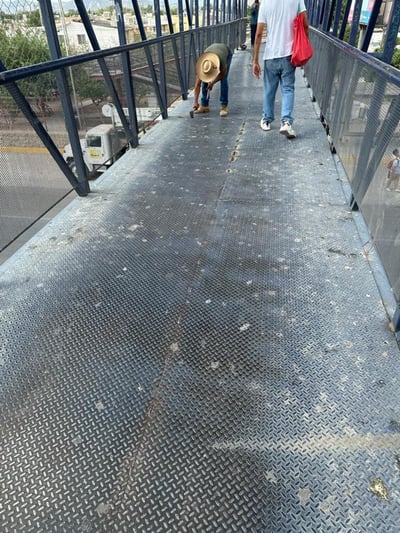 El puente presentaba desprendimiento de una lámina del piso. (CORTESÍA)