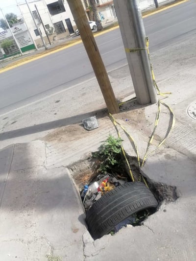 Imagen Registro sin tapa en el bulevar Independencia de Torreón, riesgo para peatones