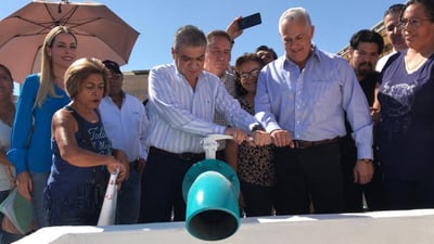 El alcalde, Román Alberto Cepeda junto con el gobernador Miguel Riquelme, entregó un pozo de agua en la Hilandera La Fe. (FERNANDO COMPEÁN / EL SIGLO DE TORREÓN)