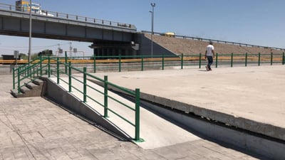 Construyen escalinatas para el acceso seguro de peatones, en el Paso Vial Villa Florida. (EL SIGLO DE TORREÓN)