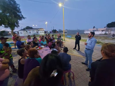 Seguridad Pública de Gómez Palacio se reúne con vecinos de la colonia Centenario. (CORTESÍA)