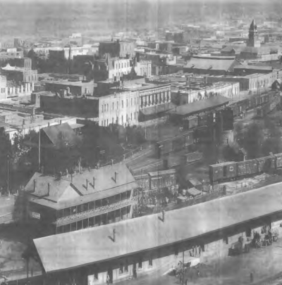 Foto tomada en 1907, donde se aprecia en primer plano el andén de la estación del ferrocarril y al fondo la torre del Mercado Juárez. (CORTESÍA)