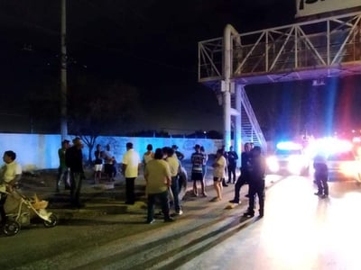 Un grupo de habitantes de la colonia Miguel de la Madrid en Torreón, bloquearon la avenida Juan Pablo ll.