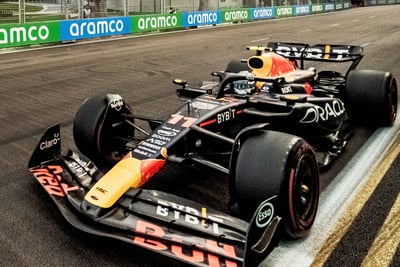 Checo Pérez largará este domingo en el Gran Premio de Singapur desde el lugar 13 de la parrilla.