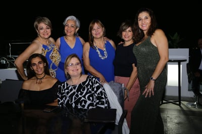 Renata Chapa en compañía de un grupo de amigas, asistentes a su festejo de cumpleaños (EL SIGLO DE TORREÓN/ENRIQUE CASTRUITA)