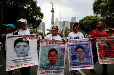 López Obrador descartó cualquier distanciamiento con los familiares de los 43 jóvenes desaparecidos de la Normal de Ayotzinapa. (ARCHIVO)