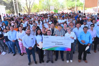 Ayuntamiento de Gómez Palacio entrega bono de transporte a 300 estudiantes del medio rural. (CORTESÍA)