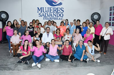 Muy enriquecedora resultó la conferencia que impartió el Dr. Aldo Márquez, en la asociación civil Mujeres Salvando Mujeres (EL SIGLO DE TORREÓN/FERNANDO COMPEÁN)