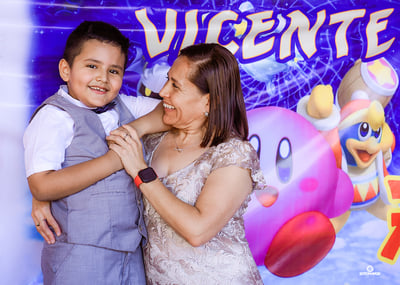 El pequeño Vicente Francisco García Ramírez es festejado por sus 7 años de vida al igual que su mamá la Sra. Mely Ramírez Méndez quien cumplió 50 años de edad.- ERICK SOTOMAYOR FOTOGRAFÍA