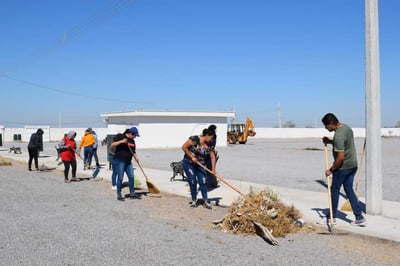 Los grupos de trabajo se abocaron a la limpieza en los alrededores de la instalación de la feria. (EL SIGLO DE TORREÓN)