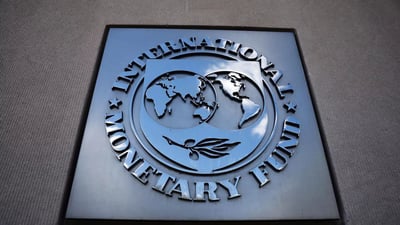 Gracias a los 'efectos compensatorios' entre los países productores y consumidores, señala el FMI, los costos económicos globales serán generalmente “modestos”. (ARCHIVO)