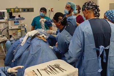 Se realizó con éxito un trasplante de riñón con apoyo de cirugía laparoscópica, en beneficio de una paciente de 31 años de edad con insuficiencia renal.