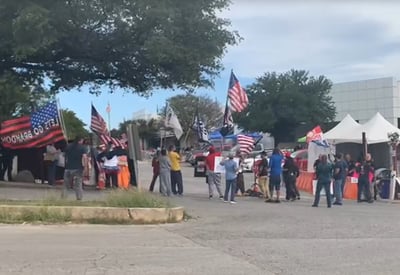 La manifestación inició alrededor de las 10 de la mañana, acudiendo con banderas de los Estados Unidos, algunas pancartas y gritando diversas consignas.