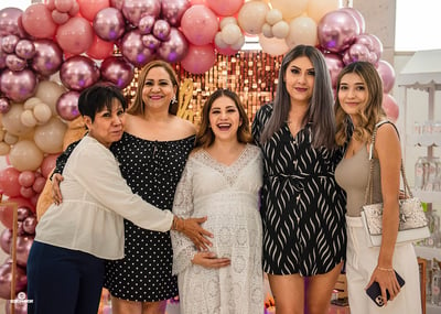 La festejada Irma Lizeth acompañada de sus amigas Lydia Pérez, Claudia Campos, Priscila Jiménez y Dafne Hernández.