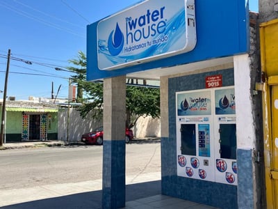 Proliferan las máquinas despachadoras de agua purificada en colonias populares de Torreón. (EL SIGLO DE TORREÓN)
