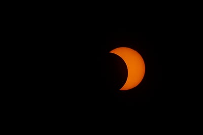 Vista hoy del eclipse solar anular desde el observatorio de la Universidad Don Bosco, en Soyapango (El Salvador). (EFE)