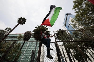 Esta protesta se suma a la del pasado viernes, donde un grupo de ciudadanos se manifestaron frente a la embajada de Israel en México. (EFE)