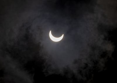 Vista hoy del eclipse solar desde el Centro Cultural Nicaragüense Norteamericano, (CCNN), en Managua (Nicaragua). (EFE)