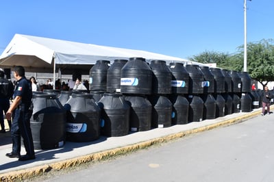 Los tinacos tienen una capacidad de 750 litros y un costo de 300 pesos a cada familia. (FERNANDO COMPEÁN / EL SIGLO DE TORREÓN)