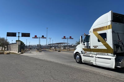 A diario cruzaban regularmente 3 mil 500 camiones por las aduanas de Ciudad Juárez y en las últimas cuatro semanas se quedaban sin cruzar alrededor de mil 100 unidades al día. (ARCHIVO)