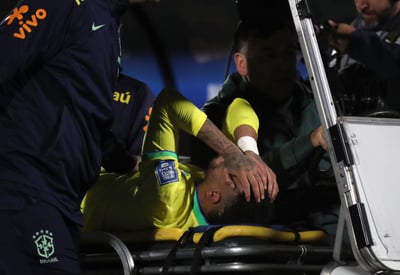 Imagen Neymar será sometido a una cirugía tras romperse el ligamento de la rodilla