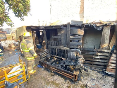 El incendio en un jacal en la ciudad de Torreón consume un sillón y material reciclable con el que estaba elaborado. (EL SIGLO DE TORREÓN)