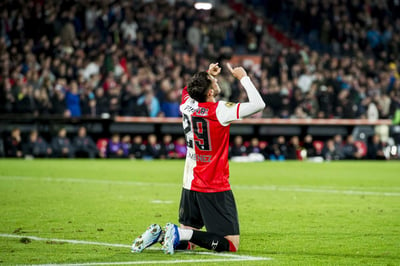 Santiago Giménez celebra luego de marcar el segundo tanto del Feyenoord, en la goleada 4-0 sobre Vitesse. (Cortesía Feyenoord)