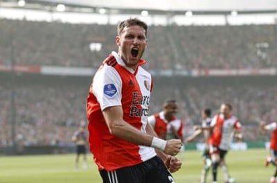 Se espera que Santiago Giménez juegue hoy, cuando Feyenoord reciba a la Lazio, en la tercera fecha de la fase de grupos. (Archivo)
