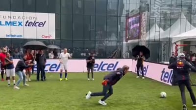 Imagen Checo Pérez 'deja en ridículo' a Max Verstappen en partido de futbol