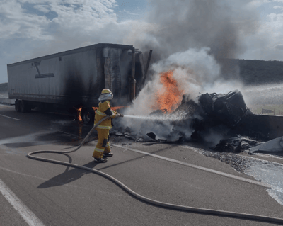 El fuego consumió el tractocamión en su totalidad, aunque la caja y la carga que consistía en tapas de aluminio solo resultaron con algunos daños. (EL SIGLO DE TORREÓN)