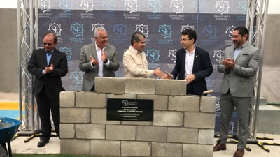 Colocaron la primera piedra de nuevo hospital y torre de consultorios del Sanatorio Español al norte de Torreón. (FERNANDO COMPEÁN / EL SIGLO DE TORREÓN)