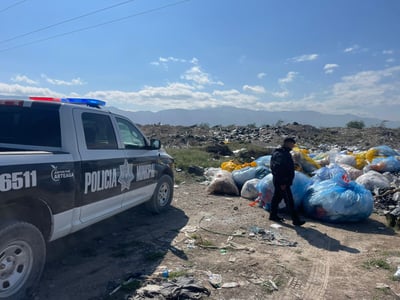 El individuo fue detenido tras arrojar alrededor de 30 bolsas de basura. (EL SIGLO COAHUILA)