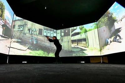 El gobernador Miguel Ángel Riquelme Solís entregó simuladores de realidad virtual de tiro para entrenamiento policial.