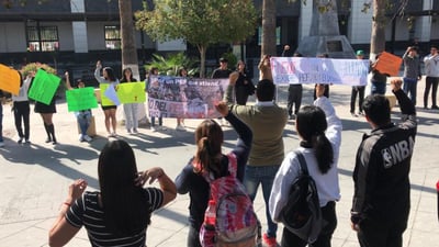 Los estudiantes mostraron cartulinas y lanzaron consignas contra el presupuesto federal educativo, en la avenida Morelos. (EL SIGLO DE TORREÓN)