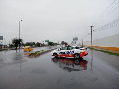 En el Periférico Raúl López Sánchez, hay vigilancia de agentes viales por el cierre temporal de circulación, en la lateral a la altura del Tianguis del Auto por acumulación de agua. (EL SIGLO DE TORREÓN)