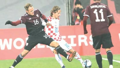 El letón Alvis Jaunzems disputa un balón con el croata Luka Modric. (EFE)