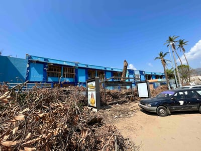 Se reanudan las clases en escuelas de Coyuca de Benítez y Acapulco, municipios afectados por el impacto del huracán Otis.