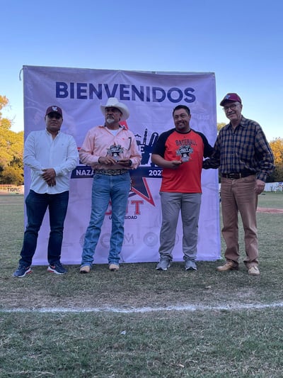 Autoridades de la Liga y patrocinadores, entregaron su reconocimiento de MVP a Carlos Rubio. (Especial)
