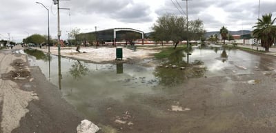 Las aguas negras brotaron por la calle Presa de Guadalupe y avenida Puente Nuevo. (FERNANDO COMPEÁN / EL SIGLO DE TORREÓN)