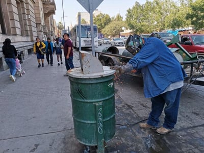 La Dirección de Servicios Públicos Municipales se dio a la tarea de reparar y pintar los tambos fijos en malas condiciones.