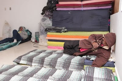 En el refugio pudieron permanecer por algunas horas, en las que pudieron asearse y descansar en las camas preparadas con colchoneta y cobertores. (ARCHIVO)