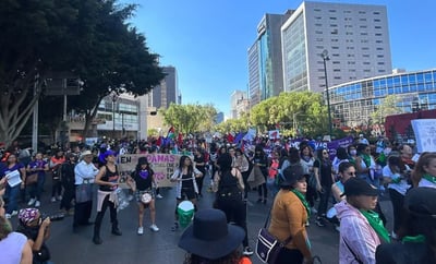 De la Glorieta de las Mujeres que Luchan, en Paseo de la Reforma, salió la marcha del colectivo Amnistía Internacional con rumbo al Zócalo capitalino. (EL UNIVERSAL)