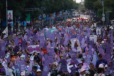  Miles de mujeres marchan en conmemoración del Día Internacional de la Eliminación de la Violencia contra la Mujer, en Ciudad de México (México). EFE/Sáshenka Gutiérrez