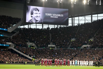Los dos equipos aplauden al recientemente fallecido exentrenador del Tottenham Hotspur Terry Venables antes del partido de fútbol de la Premier League inglesa entre Tottenham Hotspur y Aston Villa, en Londres, Gran Bretaña, hoy 26 de noviembre de 2023. EFE/EPA/NEIL HALL