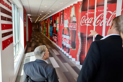 En su franquicia de Coca-Cola, la empresa atiende a una población de más de 83 millones en la región norte y occidente de México. (ARCHIVO)