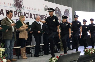 El alcalde, Román Alberto Cepeda reconoció el esfuerzo de los cadetes y el director de la corporación. (FERNANDO COMPEÁN / EL SIGLO DE TORREÓN)