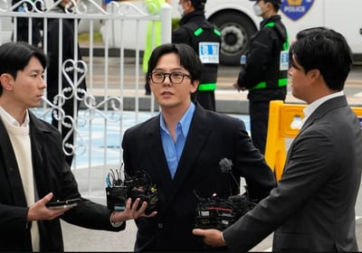 La policía surcoreana informó hoy que ha levantado la prohibición de viajar al extranjero impuesta hace un mes al famoso cantante G-Dragon del grupo de Bigbang por sospechas de que consumió drogas después de que el artista diera negativo en exhaustivas pruebas de consumo de narcóticos. (AP Photo/Ahn Young-joon)